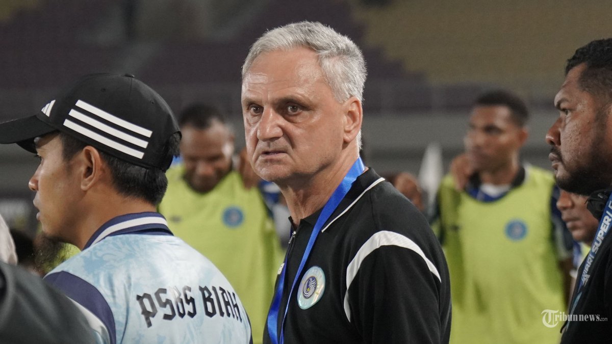 SUPER LEAGUE - Ekspresi pelatih PSBS Biak, Marian Mihail saat melawan Persis Solo dalam pertandingan Super League di Stadion Manahan, Solo, Sabtu (21/2/2026). PSBS Biak berhasil menahan imbang Persis Solo dengan skor 1-1. Tribun Solo/Muhammad Nursina