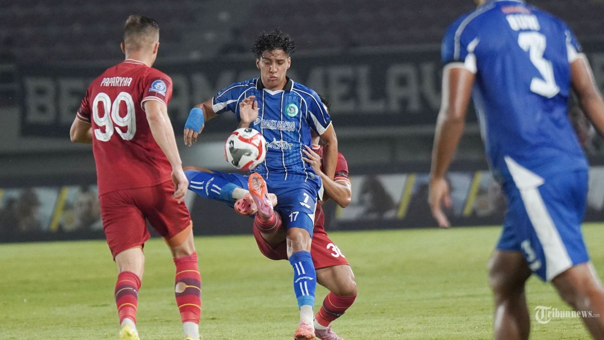 SUPER LEAGUE - Pesepak bola PSBS Biak, Ruyery Alfonso Blanco (tengah) berduel dengan pesepak bola Persis Solo dalam pertandingan Super League di Stadion Manahan, Solo, Sabtu (21/2/2026). PSBS Biak berhasil menahan imbang Persis Solo dengan skor 1-1. Tribun Solo/Muhammad Nursina