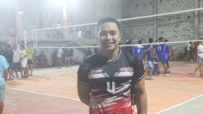 Aprilio Manganang bermain voli memperkuat Tim Voli Bank Sulawesi Utara dan Gorontalo atau BSG Tagulandang, di Tagulandang, Minggu (11/8/2024).