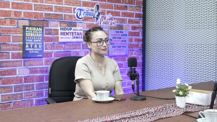 TAMU: Gladis Mangundap Pelaksana Tugas Ketua Umum Muay Thai Sulut, saat menjadi bintang tamu di podcast Tribun Manado, Sulawesi Utara, Rabu (8/4/2026).