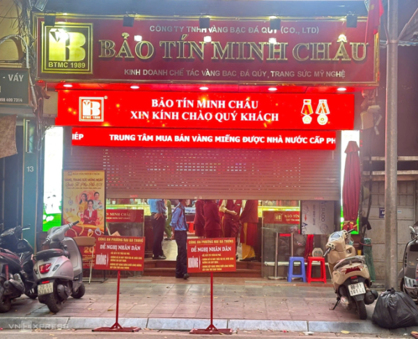 25 मार्च 2026 रोजी हनोईच्या ट्रान न्हान ट्राँग स्ट्रीटवरील बाओ टिन मिन्ह चाऊ स्टोअरवर पोलिसांनी छापा टाकला. VnExpress/trong Hieu द्वारे फोटो