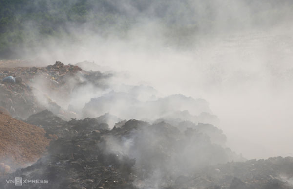 Lửa cháy âm ỉ bốc khói mùi hôi thối. Ảnh: Đắc Thành