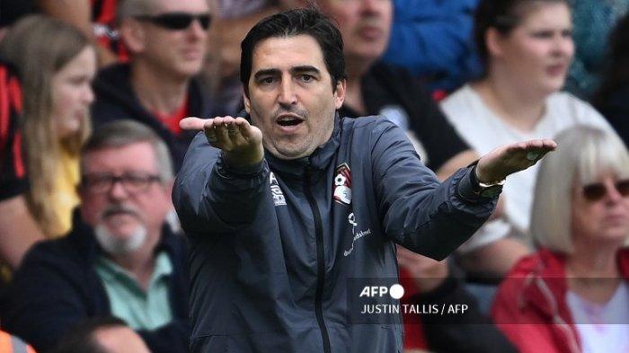 Reaksi manajer Bournemouth asal Spanyol Andoni Iraola saat pertandingan sepak bola Liga Utama Inggris antara Bournemouth dan Tottenham Hotspur di Stadion Vitality di Bournemouth, Inggris selatan, pada 26 Agustus 2023.