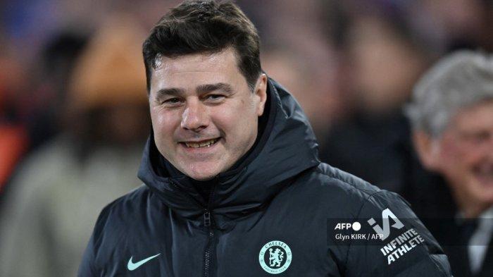 Pelatih kepala Chelsea asal Argentina Mauricio Pochettino tersenyum saat dia tiba untuk pertandingan sepak bola Liga Premier Inggris antara Crystal Palace dan Chelsea di Selhurst Park di London selatan pada 12 Februari 2024.