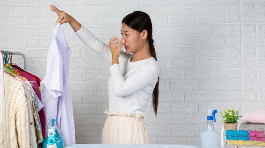 Ilustrasi pakaian bau apek.