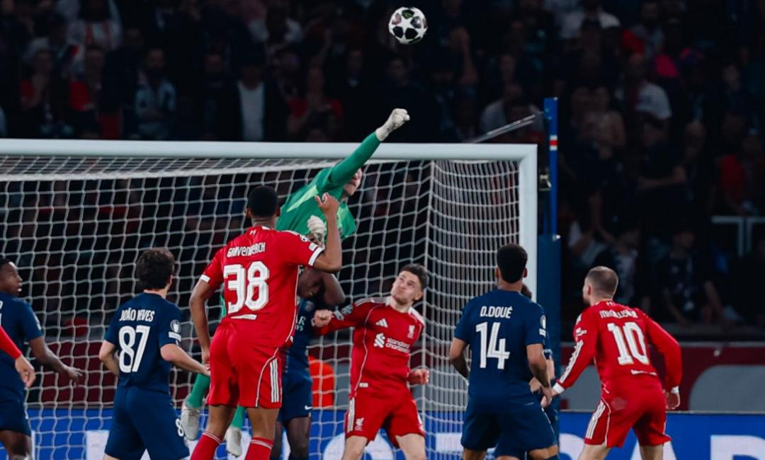 PSG VS LIVERPOOL - Potret duel Paris Saint-Germain (PSG) vs Liverpool pada pertandingan leg pertama babak perempat final Liga Champions di Parc des Princes, Kamis (9/4/2026) dini hari WIB. PSG menang telak 2-0.