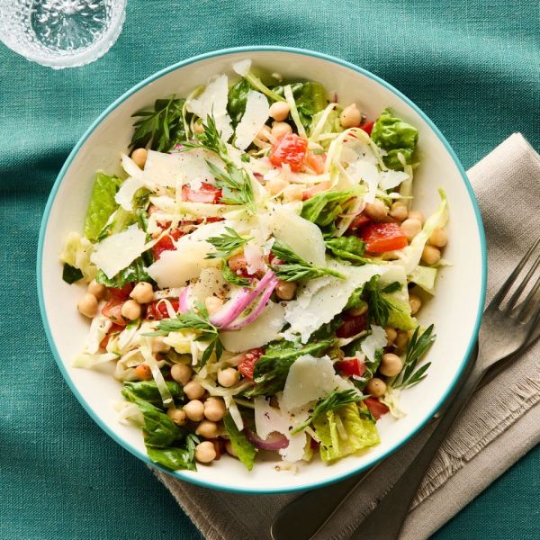 औषधी वनस्पती-मॅरिनेट केलेल्या भाज्या आणि चणा सॅलडचा रेसिपी फोटो क्रेडिट: छायाचित्रकार: जेकब फॉक्स, फूड स्टायलिस्ट: सॅमी मिला, प्रॉप स्टायलिस्ट: जोसेफ वानेक.