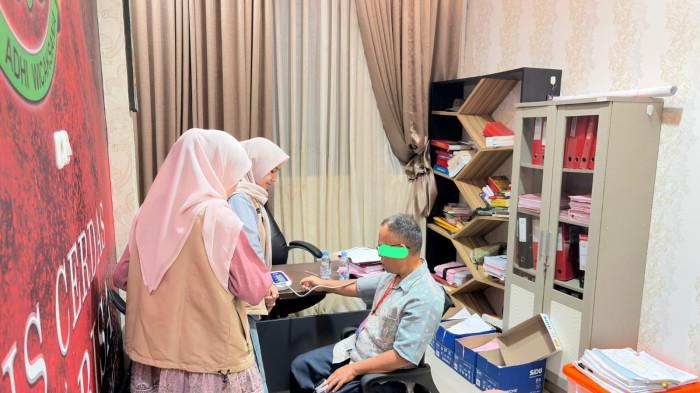 Tersangka kasus korupsi pengadaan tanah untuk pembangunan akses jalan menuju Pelabuhan Ujung Jabung