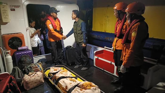 EVAKUASI PENUMPANG - Tim Basarnas saat melakukan evakuasi terhadap penumpang KMP Sembilang yang mendadak sakit di atas kapal yang bertolak dari Batam menuju Kuala Tungkal Jambi, Selasa (7/4/2026).