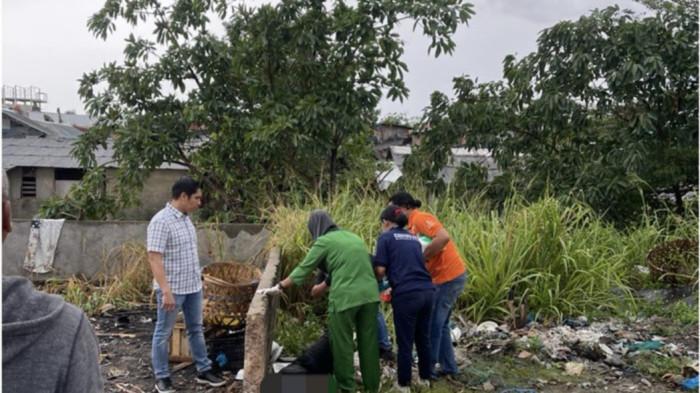 Tim Inafis Polresta Barelang lakukan evakuasi jenazah Samijan (59) di dekat pasar induk Jodoh