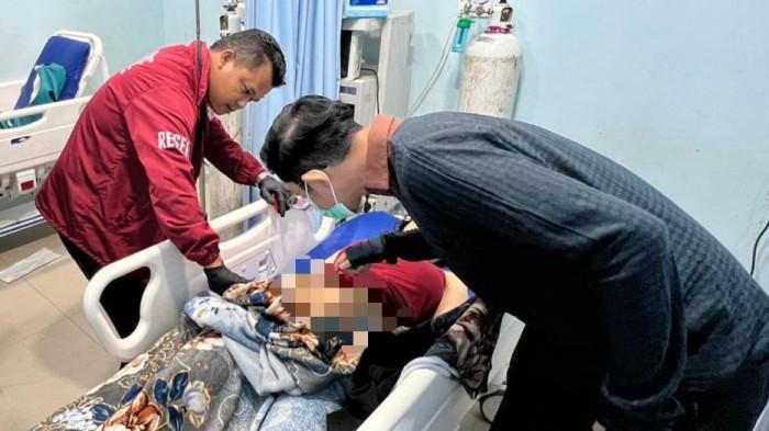 MAYAT DI BATAM - Polisi saat mengevakuasi wanita berinisial Jpb (21) yang ditemukan telentang dalam indekos di Perumahan Pendawa Asri, Kelurahan Buliang, Kecamatan Batuaji, Kota Batam, Provinsi Kepulauan Riau (Kepri), Selasa (7/4/2026).