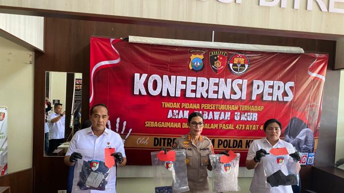 KASUS ASUSILA DI BATAM - Direskrimum Polda Kepri, Kombes Pol. Ronni Bonic, S.H., S.I.K., M.H dan Kabid Humas Polda Kepri, Kombes. Pol. Dr. Nona Pricillia Ohei, S.I.K., S.H., M.H mengangkat barang bukti kejahatan dalam konferensi pers di lobi Ditreskrimum Polda Kepri, Rabu (8/4/2026).