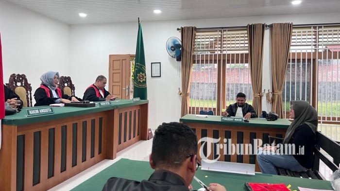 SIDANG - Seorang wanita muda berinisial Ro alias Vi (24) harus menjalani persidangan di ruang sidang Pengadilan Negeri Tanjungpinang yang digelar di Dabo Singkep, Kabupaten Lingga, Rabu (8/4/2026).