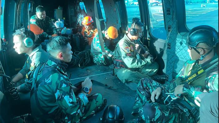 Kecelakaan Pesawat - TNI Angkatan Udara (AU) mengerahkan lima prajurit Korps Pasukan Gerak Cepat (Korpasgat) untuk membantu operasi pencarian dan pertolongan terhadap pesawat ATR 42-500 yang diduga mengalami kecelakaan di Gunung Bulusaraung, perbatasan Kabupaten Pangkep-Kabupaten Maros, Sulawesi Selatan. Prajurit pasukan khusus TNI AU itu dikerahkan usai titik lokasi diduga jatuhnya pesawat yang membawa tujuh kru dan tiga penumpang itu berhasil diidentifikasi di kawasan Gunung Bulusaraung pada Minggu (18/1/2026). (HO/Dinas Penerangan TNI AU)