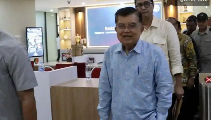 KASUS IJAZAH JOKOWI - Wakil Presiden RI ke-10 dan ke-12 Jusuf Kalla usai melaporkan dugaan pencemaran nama baik di Bareskrim Polri, Jakarta, Rabu (8/4/2026). Jusuf Kalla meyakini jika ijazah milik Jokowi sendiri sejatinya asli. Untuk itu, ia menyarankan agar Jokowi segera memperlihatkan ijazahnya. TRIBUNNEWS/IRWAN RISMAWAN