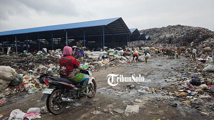 KENA SANKSI - Open Dumping di TPA Putri Cempo, belum lama ini. Pemerintah Kota Solo mendapat sanksi administratif dari Kementerian Lingkungan Hidup karena masih menerapkan sistem open dumping dalam pengelolaan sampah.