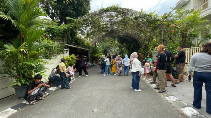 Kediaman Presiden ke-7 Republik Indonesia, Joko Widodo, di Jalan Kutai Utara, Kelurahan Sumber, Kecamatan Banjarsari, Kota Surakarta, dipadati pengunjung pada momen libur Lebaran 2026, Selasa (24/3/2026)