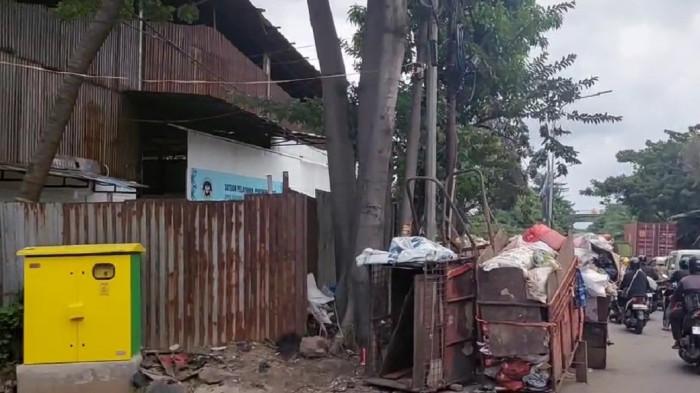 SPPG BERMASALAH - SPPG dI jalan Cakung Cilincing, Kecamatan Cakung, Jakarta Timur dekat dengan TPS Sampah. Ketua RT menyatakan baru berdiri 2 minggu dan akan ditata sampah-sampah, Senin (6/4/2026). (WARTA KOTA/MIFTAHUL MUNIR