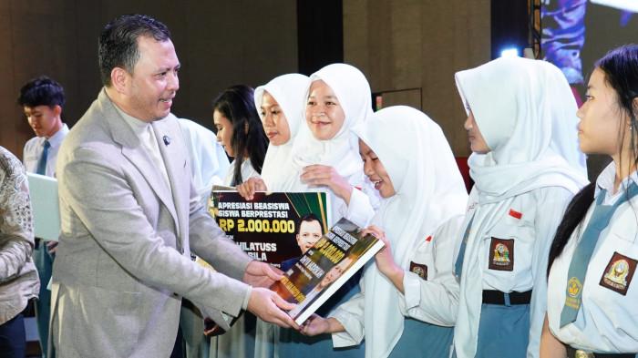 BEASISWA - Hanta Yuda memberikan beasiswa Rp2 juta untuk 51 oelajar berprestasi dari SMPN 5 dan SMAN 3 Pangkalpinang.