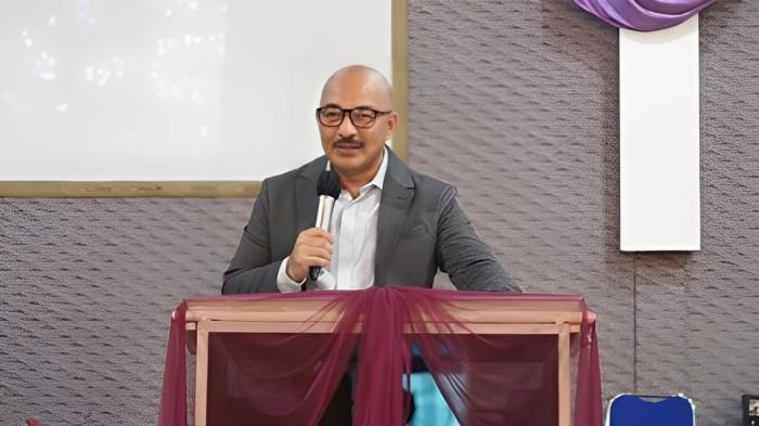 KHOTBAH - Hakim Khamozaro Waruwu saat diberi kesempatan menyampaikan khotbah di gereja. 