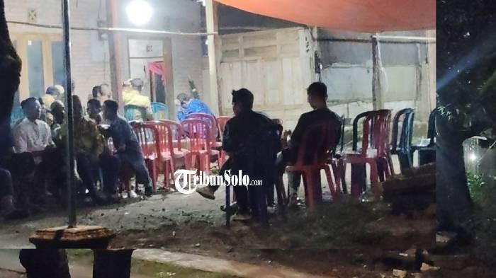 RUMAH DUKA. Suasana rumah duka siswa SMPN 2 Sumberlawang yang meninggal dunia didorong temannya di sekolah, Selasa (7/4/2026). Jenazah masih di RSUD Sragen.