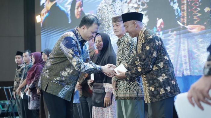 Founder & CEO Sagha Group Hanta Yuda Rasyid (HYR) memberikan apresiasi ke guru honorer dan guru ngaji