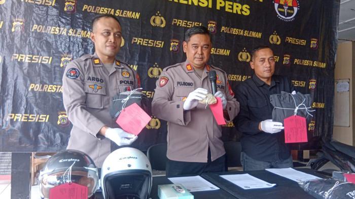 KEJAHATAN JALANAN - Kapolsek Seyegan AKP Pujiono didampingi Kasihumas Polresta Sleman Iptu Argo Anggoro dan Kanit Reskrim Polsek Seyegan Ipda Haris Yulianto menunjukkan barang bukti kasus yang menyebabkan pelajar SMK meninggal dunia, Rabu (8/4/2026).