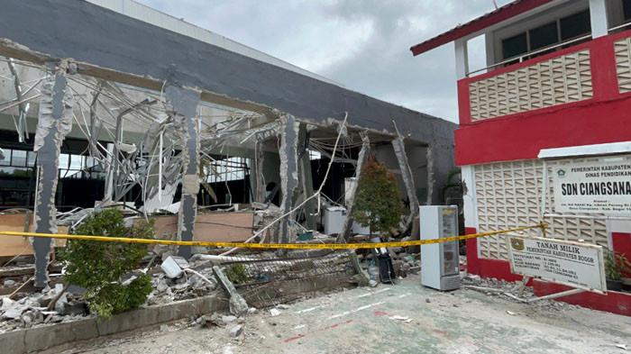 LAPANGAN PADEL MELEDAK: Garis polisi dipasang di lokasi ledakan pada lapangan padel di wilayah Desa Ciangsana, Kecamatan Gunungputri, Kabupaten Bogor, Kamis (9/4/2026).