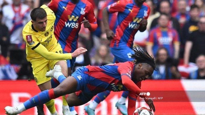 Gelandang Crystal Palace Inggris Eberechi Eze ditekel oleh gelandang Chelsea Inggris Mason Mount (kiri) selama pertandingan sepak bola semifinal Piala FA Inggris antara Chelsea dan Crystal Palace di Stadion Wembley di barat laut London pada 17 April 2022.