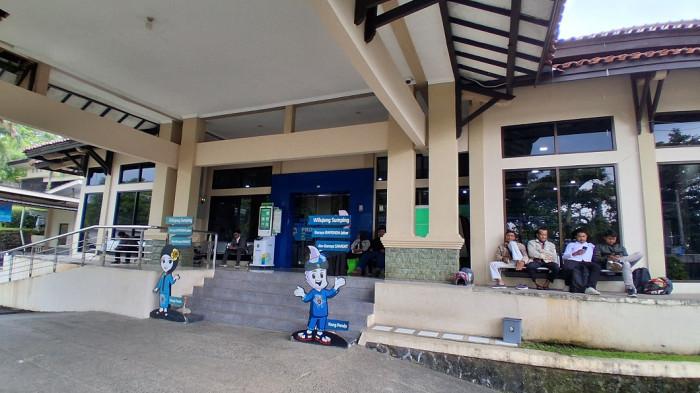 BAYAR PAJAK - Warga saat menunggu jam istirahat untuk membayar pajak kendaraan bermotor di Samsat Palabuhanratu, Kabupaten Sukabumi. Pembayar pajak terlihat sepi meski ada SE bayar pajak tahunan kendaraan bermotor tanpa KTP pemilik pertama, Rabu (8/4/2026).