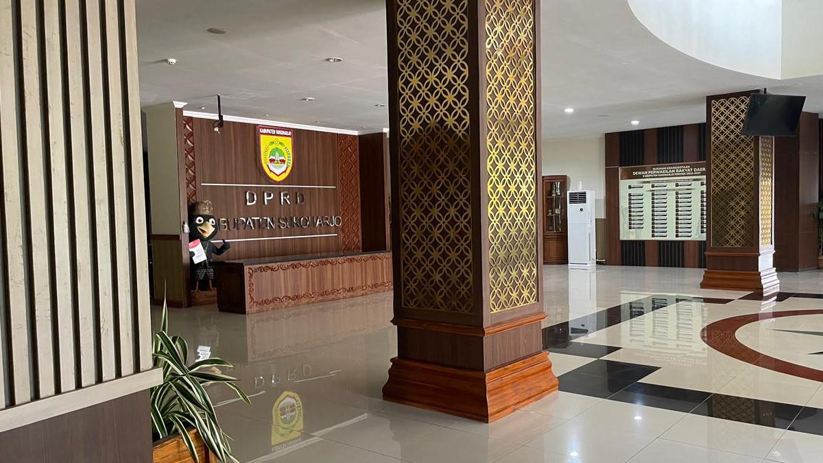 DPRD SUKOHARJO - Suasana DPRD Sukoharjo saat menerapkan Efisiensi Energi dengan mematikan lampu di setiap Lorong Ruangan, Kamis (9/4/2026).