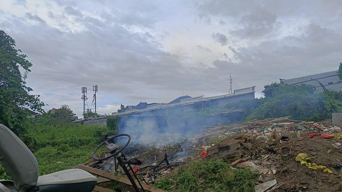 BALI DARURAT SAMPAH - Pembakaran sampah di area Sesetan, Denpasar, pada Selasa (7/4/2026)