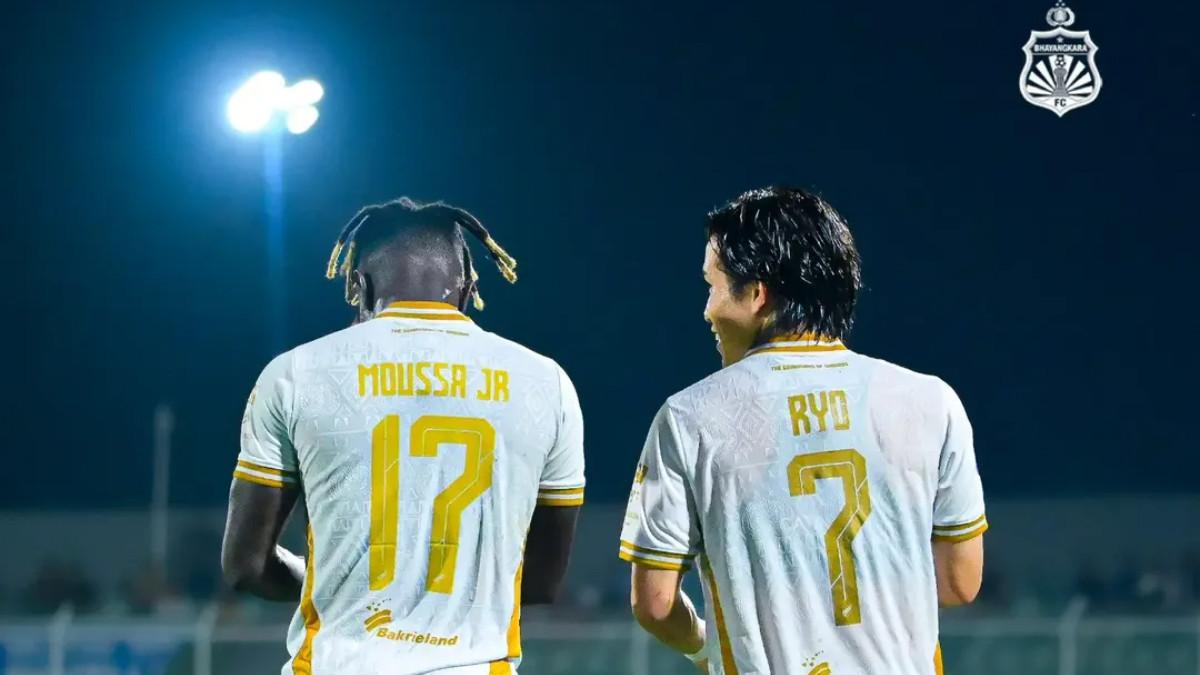 Dua pemain asing Bhayangkara FC, Moussa Sidibe dan Ryo Matsumura dalam laga melawan Semen Padang pada pekan 23 Super League 2025/2026 di Stadion Sumpah Pemuda, Lampung, Selasa (24/2/2026).