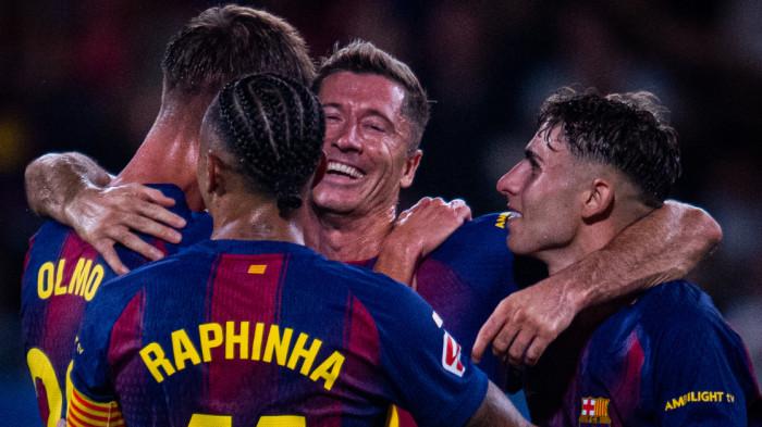 MERAYAKAN GOL - Para pemain Barcelona merayakan gol Robert Lewandowski saat mengalahkan Valencia 6-0 di Liga Spanyol 2025/2026, Senin (15/9/2025) dini hari WIB. (Foto diunduh dari Twitter Barcelona)