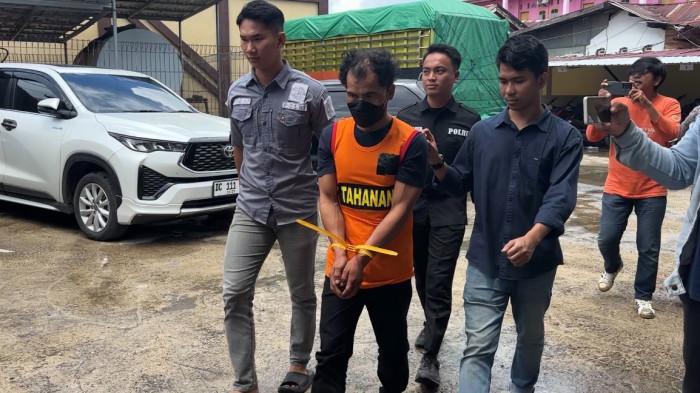 PEMERKOSAANANAK KANDUNG - Pelaku pemerkosaan saat berada di Mapolresta Mamuju, Jl KS Tubun, Kelurahan Rimuku, Kecamatan Mamuju, Kabupaten Mamuju, Kamis (9/4/2026).