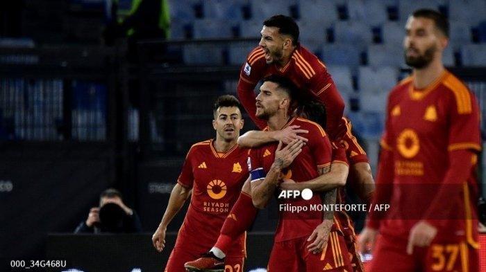 AS ROMA IMBANG - Gelandang AS Roma Italia #07 Lorenzo Pellegrini merayakan setelah mencetak gol kedua timnya selama pertandingan sepak bola Serie A Italia antara AS Roma dan Hella Verona FC di stadion Olimpiade di Roma pada 20 Januari 2024. (Foto Arsip, Januari 2024)(Filippo MONTEFORTE / AFP)