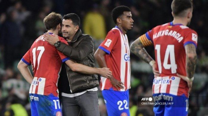 GIRONA DIPREDIKSI IMBANG - Pelatih Girona asal Spanyol Michel menyapa bek Girona asal Belanda #17 Daley Blind di akhir pertandingan sepak bola liga Spanyol antara Real Betis vs Girona FC di stadion Benito Villamarin di Seville pada 21 Desember 2023.