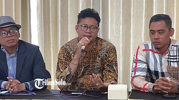 BUKUNYA DITARIK - Panji Sukma, seniman Solo sekaligus terlapor dalam kasus dugaan kekerasan seksual terhadap seorang perempuan asal Boyolali, akhirnya buka suara terkait tudingan yang dilaporkan ke Polres Sukoharjo, Rabu (1/4/2026). Panji mengungkap seluruh bukunya yang diterbitkan oleh Mojok dikabarkan telah ditarik dari peredaran imbas kasus ini.