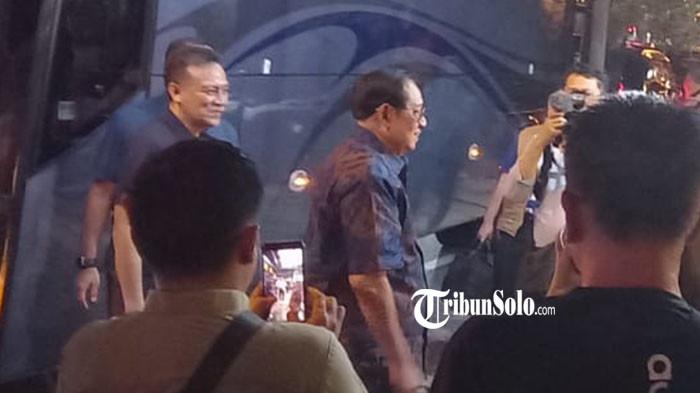 BERI DUKUNGAN - Presiden RI Ke-6 Susilo Bambang Yudhoyono (SBY) terpantau tengah berada di Solo, Jawa Tengah, Rabu (8/4/2024). Kedatangan SBY diketahui untuk memberi dukungan kepada LavAni Livin' Trans Media yang bakal berlaga di Proliga Seri 2 Tahun 2026 digelar di Solo.