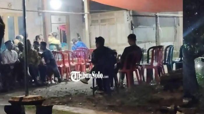 PERUNDUNGAN SISWA - Suasana rumah duka siswa SMPN 2 Sumberlawang yang meninggal dunia setelah didorong temannya pada Selasa (7/4/2026) tampak penuh duka. Sementara itu, jenazah korban masih berada di RSUD Sragen untuk pemeriksaan lebih lanjut.