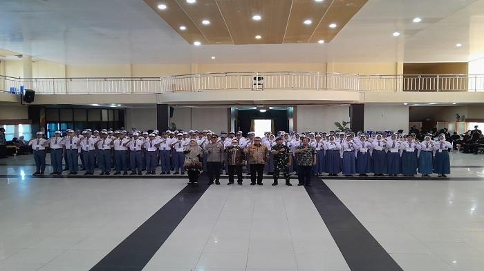 SIAP SELEKSI - Sebanyak 110 pelajar SMA sederajat se-Kabupaten Belitung Timur berbaris rapi mengenakan seragam putih abu-abu saat mengikuti upacara pembukaan Seleksi Calon Paskibraka tahun 2026 di Auditorium Zahari Mz, Kamis (9/4/2026). Para peserta yang terdiri dari 56 putra dan 54 putri ini akan menjalani rangkaian seleksi ketat mulai dari tes wawasan kebangsaan, kesehatan, fisik, hingga kepribadian untuk memperebutkan kuota penerimaan.