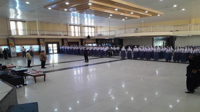 SIAP SELEKSI - Sebanyak 110 pelajar SMA sederajat se-Kabupaten Belitung Timur berbaris rapi mengenakan seragam putih abu-abu saat mengikuti upacara pembukaan Seleksi Calon Paskibraka tahun 2026 di Auditorium Zahari Mz, Kamis (9/4/2026). Para peserta yang terdiri dari 56 putra dan 54 putri ini akan menjalani rangkaian seleksi ketat mulai dari tes wawasan kebangsaan, kesehatan, fisik, hingga kepribadian untuk memperebutkan kuota penerimaan.