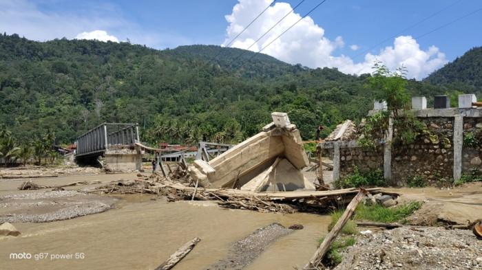 JEMBATAN AMBRUK - Salah satu jembatan di Dusun Benteng, Desa Pertik, Kecamatan Pining, Gayo Lues, yang ambruk akibat diterjang banjir pada akhir November 2025 lalu.