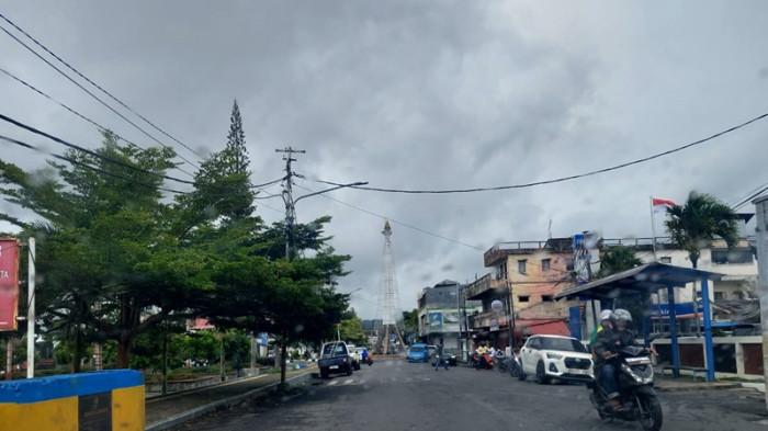 INFO CUACA - Suasana saat hujan ringan mengguyur wilayah Tondano, Minahasa, Sulawesi Utara, Rabu (11/3/2026). BMKG mengeluarkan peringatan dini cuaca untuk wilayah Sulut hari ini, Kamis (9/4/2026).