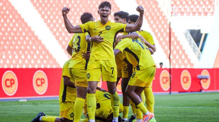 SELEBRASI MALAYSIA - Pemain Malaysia, Haqimi Azim, merayakan gol bersama rekan setimnya dalam pertandingan perebutan medali perunggu SEA Games 2025 kontra Filipina di Stadion Rajamangala pada Kamis (18/12/2025) sore WIB. (Facebook FAM - 18/12/2025)