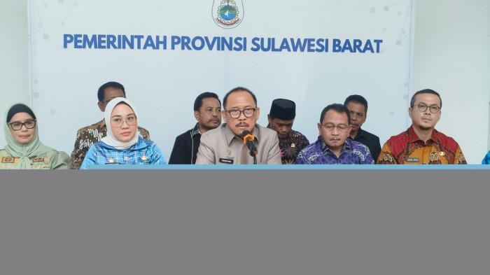 FORUM BUPATI - Gubernur Sulbar dan bupati se-Sulbar saat konferensi pers di Kantor Gubernur Sulbar, Kamis (9/4/2026).