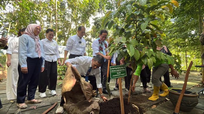 Menteri LH Hanif Faisol Nurofiq dibantu rektor ULM Ahmad Alim Bachri saat penanaman simbolis