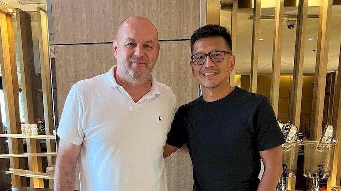 Tangkapan layar unggahan Deputi CEO PT. PBB, Teddy Tjahjono yang menampilkan dirinya berfoto bersama dengan pelatih anyar Persib, Bojan Hodak di salah satu lokasi di Jakarta, Jumat (28/7). FOTO: @teddy.tjahjono.
