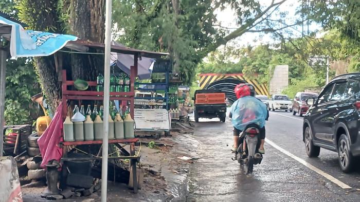 BBM ECERAN - BBM eceran yang dijual di Ring Road, Manado, Sulawesi Utara, Minggu (5/4/2026). Sepekan pasca-sosialisasi penertiban mereka masih berjualan.