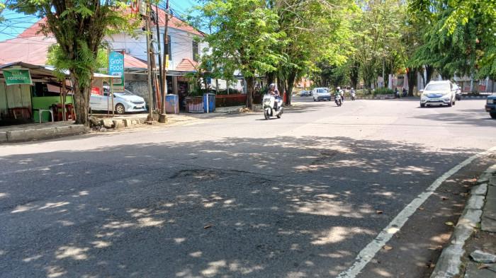 Manado, Sulawesi Utara, Kamis (9/4/2026). Warga keluhkan perbaikan yang tak tahan lama.